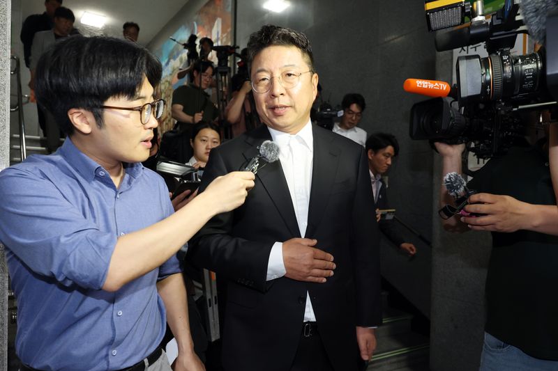 스타벅스코리아가 5·18 폄훼 이벤트로 물의를 빚고 있는 가운데 김수완 신세계그룹 부사장이 19일 광주 서구 쌍촌동 5·18기념문화센터를 찾아 입장을 밝히고 있다./사진=연합뉴스