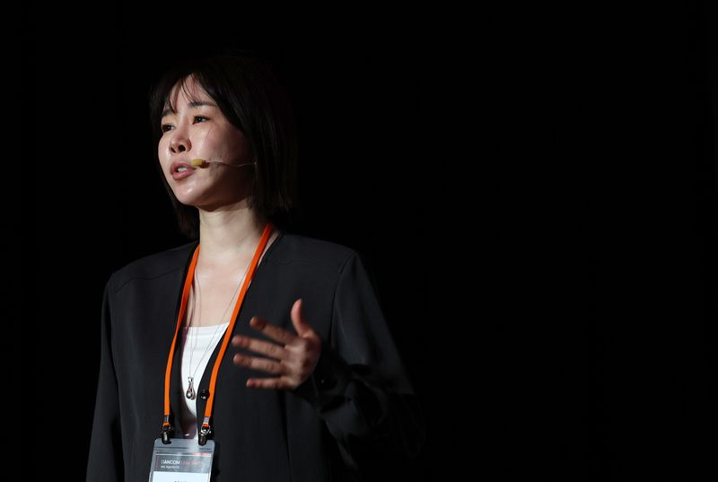 김연수 한컴 대표가 19일 서울 영등포구 페어몬트 앰배서더 서울에서 열린 전략 발표회 '한컴:더 쉬프트(HANCOM:The SHIFT)'에서 미래 비전과 사업 전략에 대해 발표하고 있다.사진=뉴시스