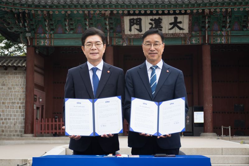 위성곤 더불어민주당 제주특별자치도지사 후보와 정원오 서울특별시장 후보가 19일 서울 덕수궁 대한문 앞에서 ‘제주-서울 상생협력 공동선언’ 협약서를 들어 보이고 있다. 두 후보는 재생에너지 이용 확대와 체류형 워케이션, 청소년 생태캠프, 제주 농수산물 공공급식 공급 확대 등에 협력하기로 했다. /사진=위성곤 후보 캠프 제공