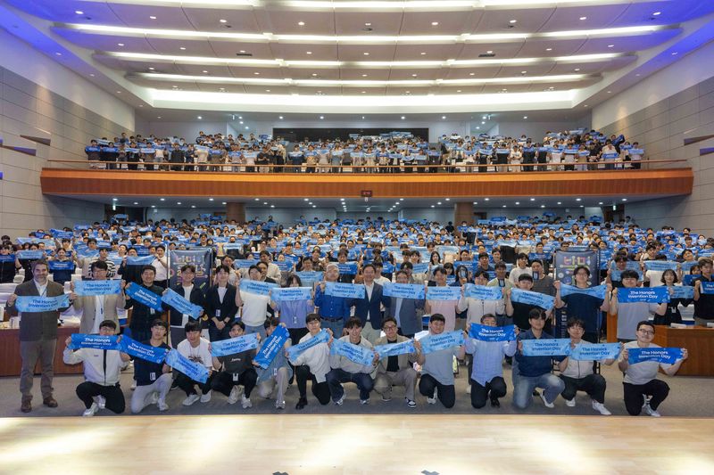 현대자동차·기아는 19일 경기 화성시 남양연구소에서 미래 모빌리티를 선도할 우수 기술 아이디어를 발굴하고, 임직원들의 창의적인 연구 개발 활동을 장려하기 위한 사내 특허 경연대회인 '2026 발명의 날' 행사를 개최했다. 현대차그룹 제공.