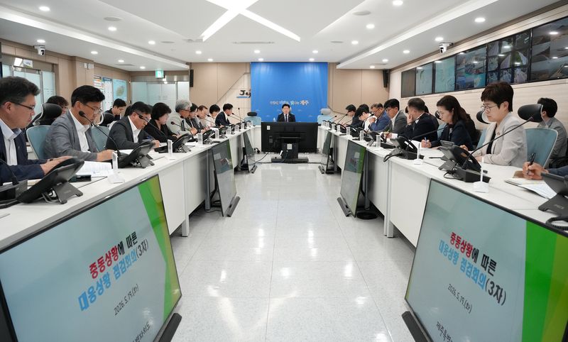 오영훈 제주도지사가 19일 도청 재난안전대책본부 상황실에서 ‘중동상황에 따른 대응상황 점검회의’를 주재하고 있다. 제주도는 2258억원 규모의 추가경정예산 집행 상황과 물가 안정, 취약계층·소상공인·농어업인 지원 대책을 점검했다. /사진=제주특별자치도 제공