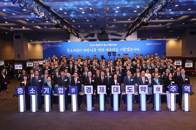 김민석 국무총리(앞줄 왼쪽 일곱번째)와 김기문 중소기업중앙회장(앞줄 왼쪽 여섯번째), 한성숙 중소벤처기업부 장관(앞줄 왼쪽 여덟번째) 등 참석자들이 19일 서울 영등포구 여의도 중소기업중앙회에서 열린 2026 대한민국 중소기업인 대회에서 경제대도약 퍼포먼스를 하고 있다. 사진=뉴스1