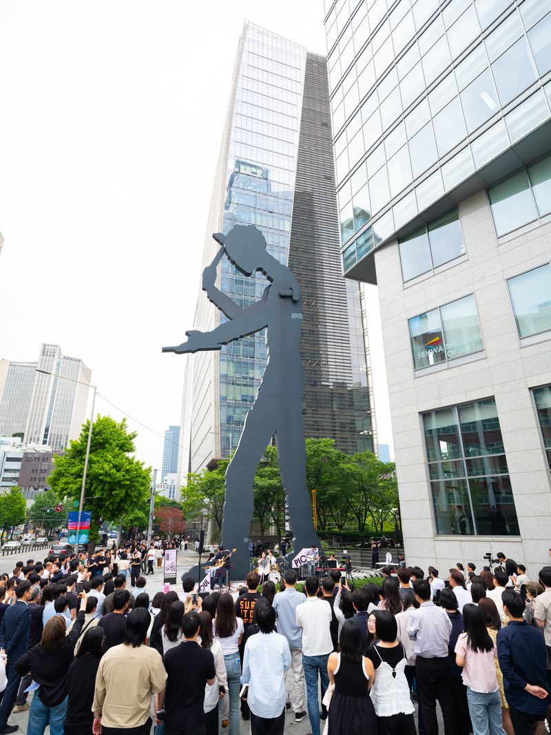 세화미술관 '서울 사운드 피크닉'이 19일 광화문 흥국생명빌딩 해머링맨 문화광장에서 개최된 가운데 국악 크로스오버 '음유사인'이 공연하는 모습. 세화미술관 제공