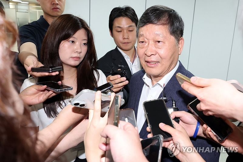 취재진 질문에 답하는 박수근 중노위원장 (출처=연합뉴스)