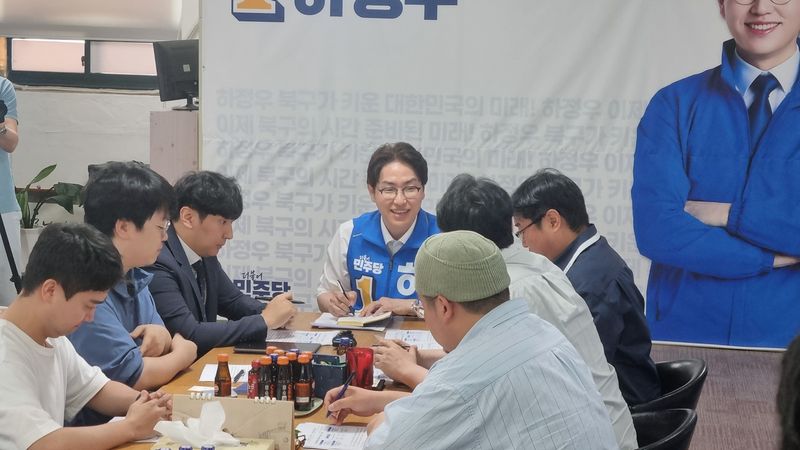 하정우 더불어민주당 후보는 19일 북구 선거사무소에서 AI기업인들과의 간담회를 개최했다. 사진=이해람 기자