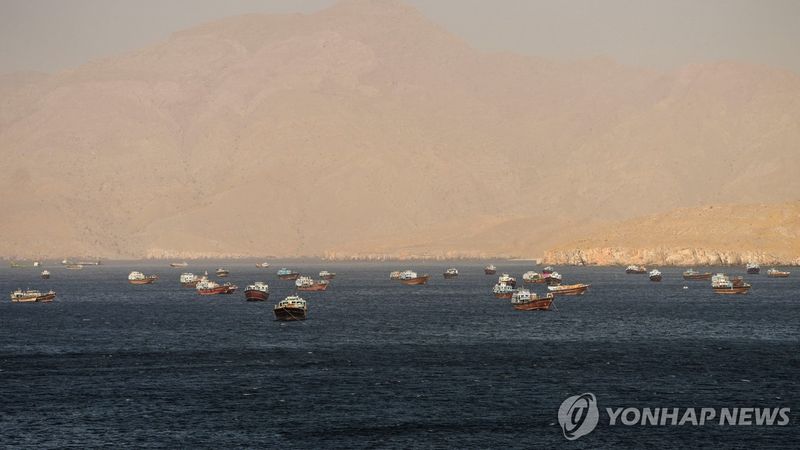 호르무즈 해협에 정박한 선박들 (출처=연합뉴스)