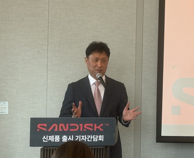 심영철 샌디스크코리아 본부장이 19일 서울 삼성동 그랜드 인터컨티넨탈 서울 파르나스에서 열린 신제품 출시 기자간담회에서 발표를 진행하고 있다. 사진=최혜림 기자