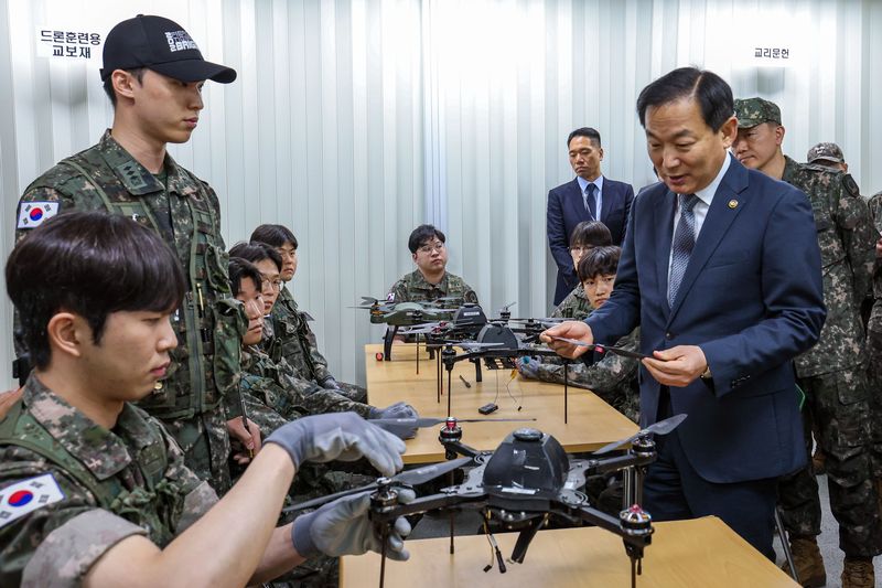 이두희 국방부차관이 19일 오전 육군 72보병사단을 방문해 첨단 드론을 활용한 예비군 동원훈련 현장을 확인하고 있다. 국방부 제공