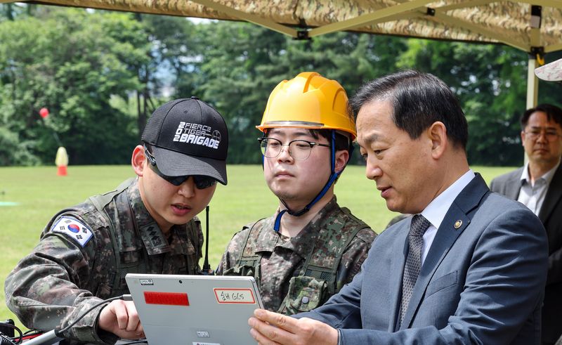 이두희 국방부차관이 19일 오전 육군 72보병사단을 방문해 첨단 드론을 활용한 예비군 동원훈련 현장을 확인하고 있다. 국방부 제공