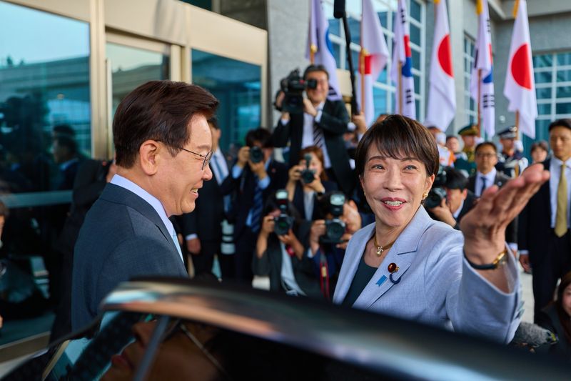 이재명 대통령과 다카이치 사나에 일본 총리가 19일 정상회담장인 경북 안동 한 호텔에서 만나 인사를 나누고 있다. 청와대 제공