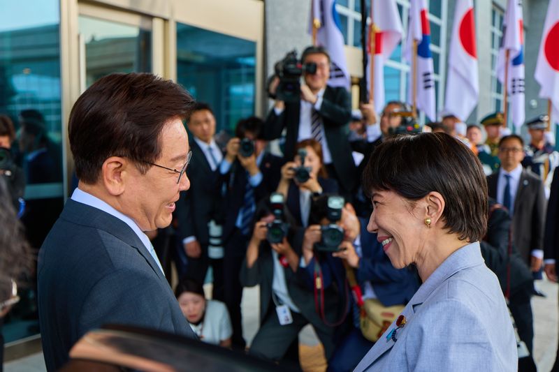 이재명 대통령과 다카이치 사나에 일본 총리가 19일 정상회담장인 경북 안동 한 호텔에서 만나 인사를 나누고 있다. 청와대 제공