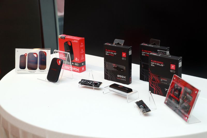 왼쪽부터 샌디스크 익스트림 포터블 SSD, 샌디스크 옵티머스 GX PRO 850X NVMe SSD, 샌디스크 옵티머스 GX 프로 8100 NVMe SSD, 샌디스크 옵티머스 GX 7100 NVMe SSD. 샌디스크 제공