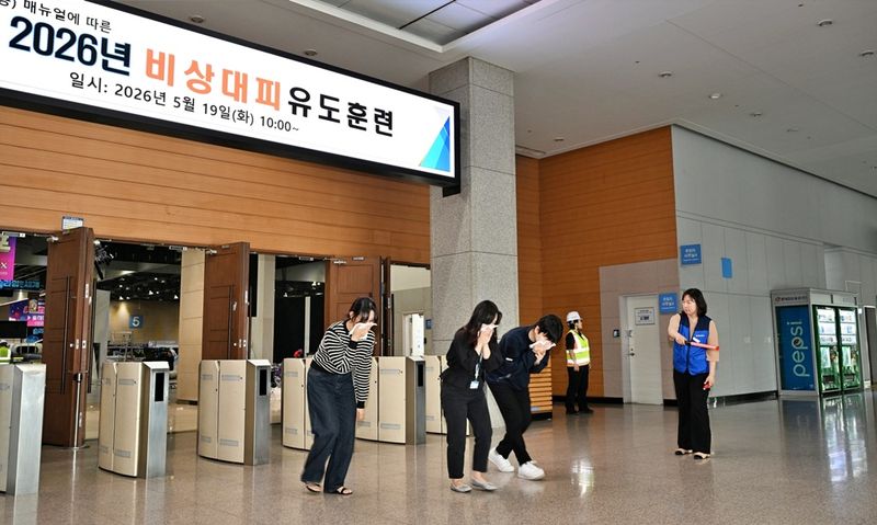 국내 최대 전시업체 킨텍스가 전시관에서 재난 발생 시 대응력을 높이기 위한 대피 유도 훈련을 실시하고 있다. 킨텍스 제공