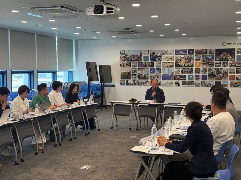 제주특별자치도가 19일 제주창조경제혁신센터에서 ‘제주 로컬크리에이터 운영위원회’를 열고 로컬창업 생태계 활성화 방안을 논의하고 있다. 제주도는 도내 로컬창업가 실태조사와 현장 의견을 반영해 중장기 육성 전략을 마련할 계획이다. /사진=제주특별자치도 제공