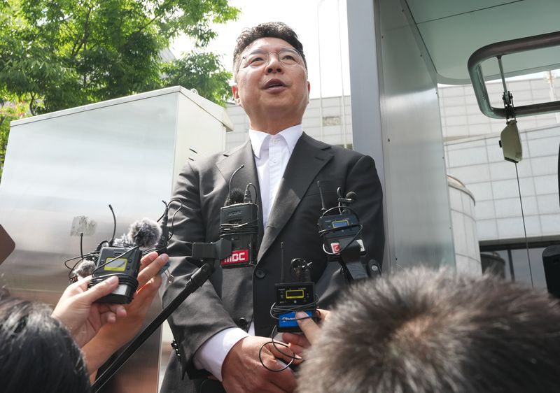 [광주=뉴시스] 김수완 이마트그룹 총괄부사장이 19일 오전 광주 서구 5·18기념문화센터 앞에서 전날 불거진 '탱크데이' 이벤트와 관련한 입장을 밝히고 있다. (사진 = 독자 제공) 2026.05.19. photo@newsis.com