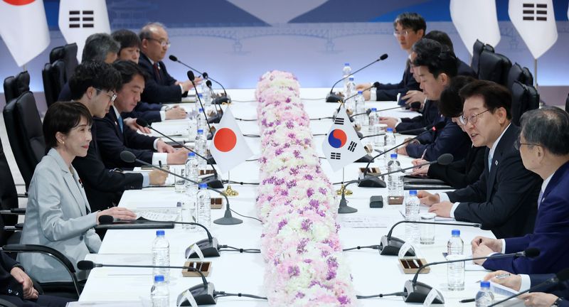 이재명 대통령과 다카이치 사나에 일본 총리가 19일 경북 안동시 한 호텔에서 한일 확대 정상회담을 하고 있다. 뉴시스