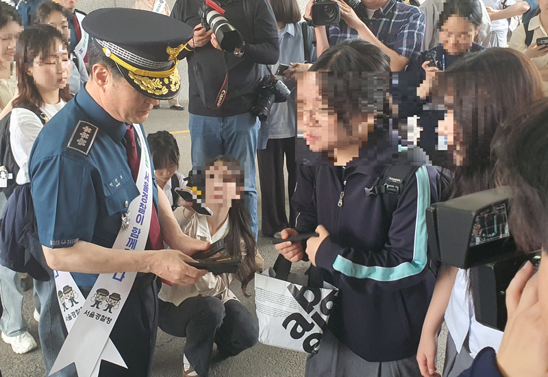 박정보 서울경찰청장이 선일여고 하교 시간대 학생들에게 안내문과 '폴리스 키링'을 나눠주며 안전 캠페인을 벌이고 있다. 이날 경찰은 학교 관계자들에게 학교 주변에서 불안하게 느끼는 장소와 순찰이 필요한 지점 등을 물었다. 사진=최승한 기자.