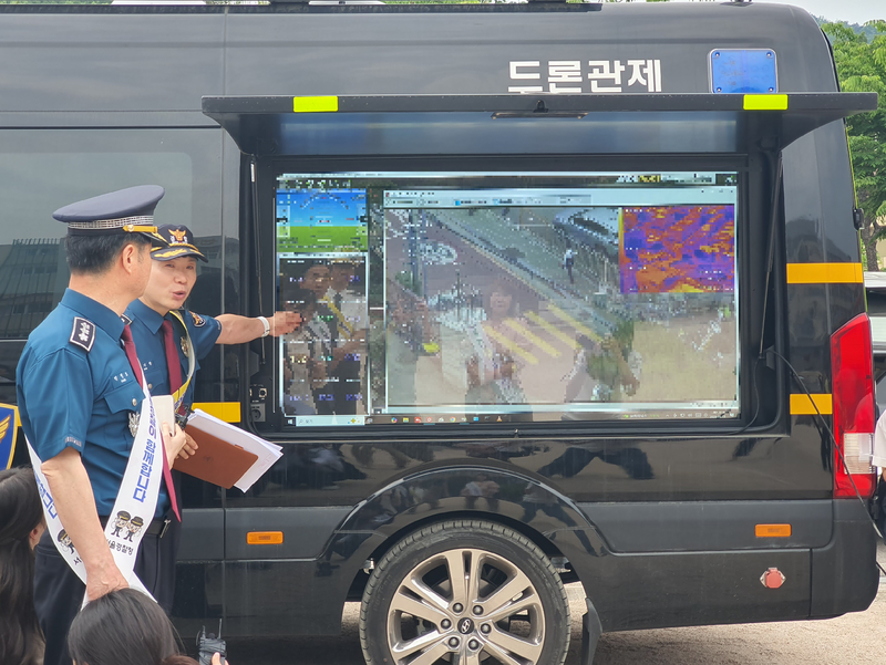 박정보 서울경찰청장이 19일 서울 은평구 선일여고 운동장 드론영상관제차량 앞에서 통학로 점검 상황을 보고받고 있다. 경찰은 드론을 활용해 학교 정문과 횡단보도, 주변 골목길 등 학생 하굣길 동선을 실시간으로 확인했다. 사진=최승한 기자.