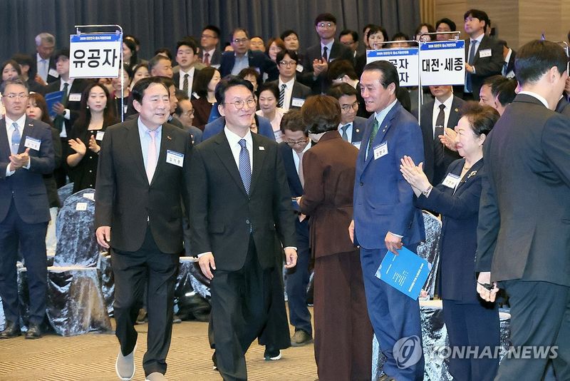 중소기업인대회 입장하는 김민석 국무총리 (출처=연합뉴스)