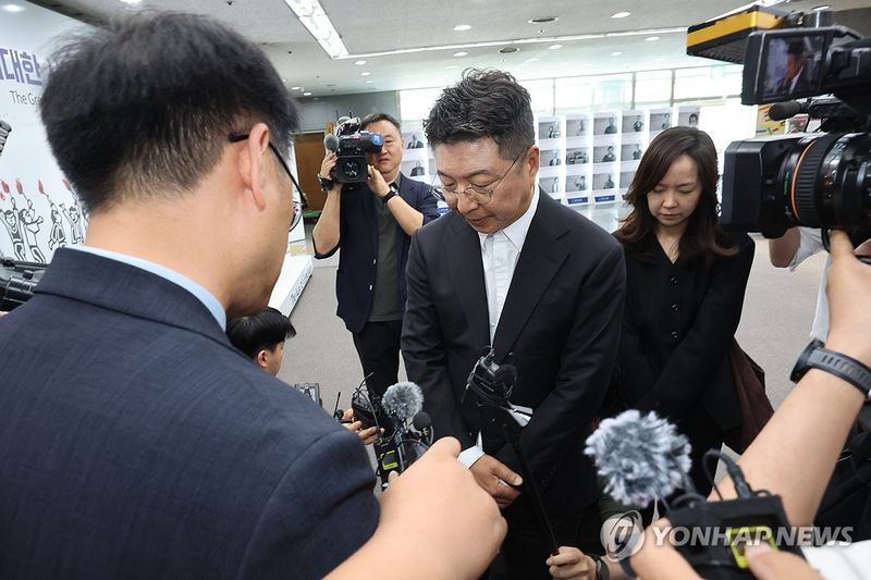 5·18 단체 사과 거부에 고개숙인 김수완 부사장 (출처=연합뉴스)