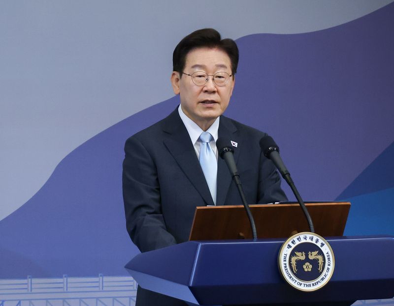 이재명 대통령이 19일 경북 안동의 한 호텔에서 다카이치 사나에 일본 총리와 공동언론발표를 하고 있다. 뉴스1