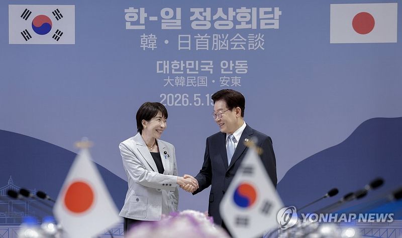 손 맞잡은 한-일 정상 (출처=연합뉴스)