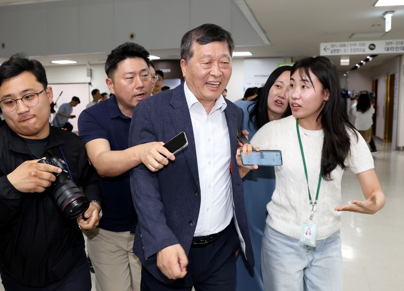 박수근 중앙노동위원장이 19일 정부세종청사 중앙노동위원회에서 열린 삼성전자 2차 사후조정 2일차 회의 도중 가진 휴게시간에 취재진의 질문에 답하고 있다. 연합뉴스
