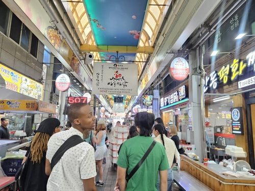찜닭 골목 둘러보는 외국인 관광객들 (출처=연합뉴스)
