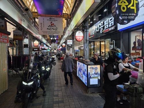 배달 주문 포장하는 찜닭 골목 관계자들 (출처=연합뉴스)