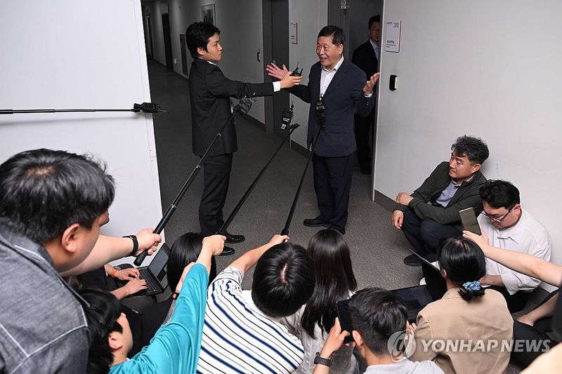 답변하는 박수근 중노위원장 (출처=연합뉴스)