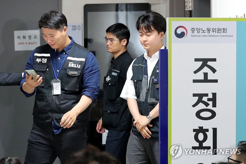 회의장에서 나오는 최승호 위원장 (출처=연합뉴스)