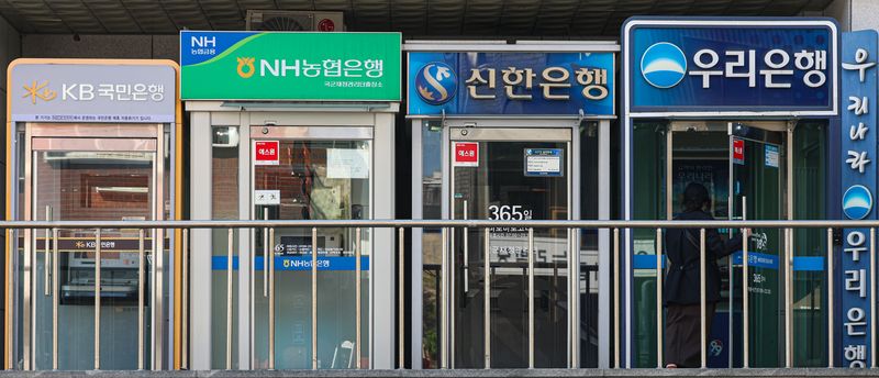 [서울=뉴시스] 권창회 기자 = 정부의 가계부채 관리 기조 강화로 올해 주요 시중은행의 가계대출 증가율이 1% 안팎에 머물 것으로 보인다. 올해 주택담보대출을 받아 집을 살 계획이던 실수요자들에게 어려움이 예상된다. 금융위원회는 '2026년 가계부채 관리 방안'으로 올해 가계대출 증가율을 지난해 말 대비 1.5% 수준으로 억제하겠다고 밝혔다. 사진은 12일 서울 시내 마련된 주요 은행 ATM 모습. 2026.04.12. kch0523@newsis.com