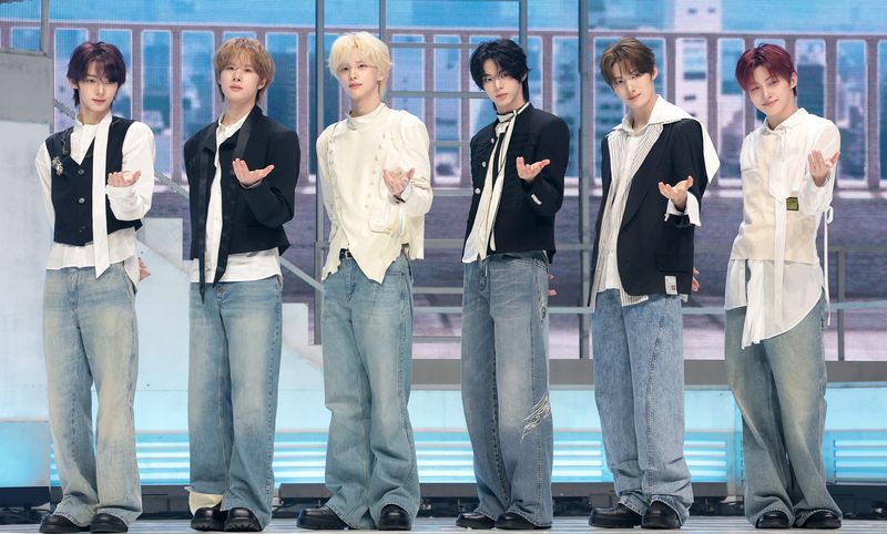 그룹 투어스(TWS) 한진(왼쪽부터)과 경민, 신유, 도훈, 영재, 지훈 ⓒ 뉴스1 권현진 기자