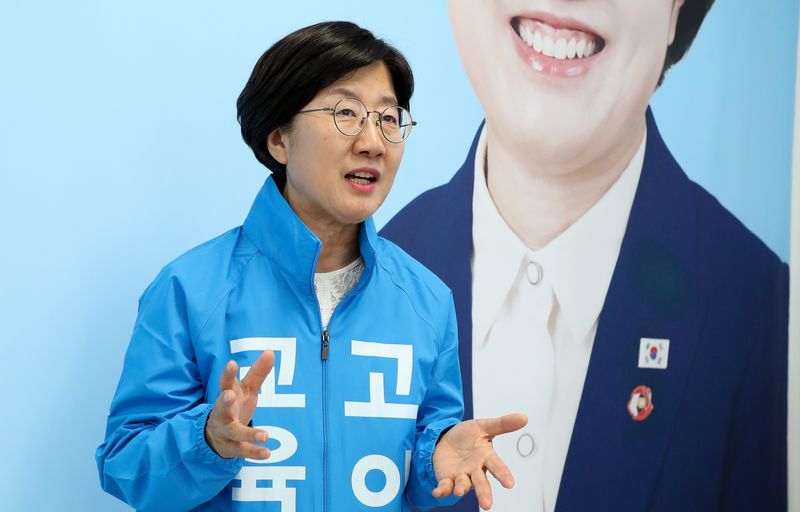 고의숙 제주특별자치도교육감 후보가 통학로 안전 공약을 설명하고 있다. 고 후보는 26일 보행로가 미비한 학교에 대해 담장 일부 조정과 공간 재구조화, 클린하우스 이전·재배치 등을 추진하겠다고 밝혔다. /사진=뉴시스