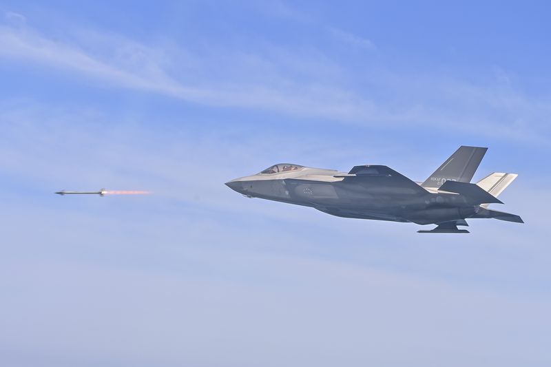 미국 국무부가 21일(현지시간) AIM-9X 사이드와인더 블록 II 공대공 미사일과 관련 장비 판매를 잠정 승인했다. 사진은 한국 공군 소속 F-35A 전투기가 순항미사일·무인공격기 역할을 하는 훈련용 표적을 향해 AIM-9X 공대공 미사일을 발사하고 있는 모습. 뉴시스