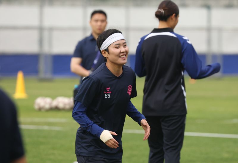 2025-26 아시아축구연맹(AFC) 여자챔피언스리그(AWCL) 4강전 수원FC위민과 내고향축구단의 경기를 하루 앞둔 19일 경기 수원시 팔달구 수원월드컵경기장 보조경기장에서 열린 공개 훈련에서 수원FC 위민 지소연이 훈련을 하고 있다. 2026.5.19 ⓒ 뉴스1 김영운 기자
