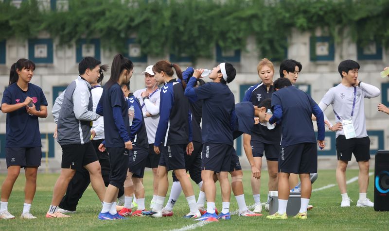 2025-26 아시아축구연맹(AFC) 여자챔피언스리그(AWCL) 4강전 수원FC위민과 내고향축구단의 경기를 하루 앞둔 19일 경기 수원시 팔달구 수원월드컵경기장 보조경기장에서 열린 공개 훈련에서 수원FC 위민 선수들이 훈련을 시작하고 있다. 2026.5.19 ⓒ 뉴스1 김영운 기자