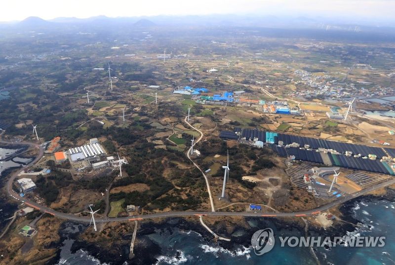 제주시 구좌읍 행원 풍력발전단지 전경. 직접 PPA 거래 구조는 전력 생산자와 전기사용자가 전력시장을 거치지 않고 재생에너지 전력을 직접 거래하는 방식으로 행원 그린수소 생산시설은 풍력 전기를 직접 공급받아 수소 생산에 활용하게 된다. /사진=연합뉴스