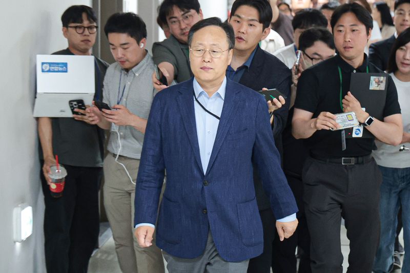 삼성전자 사측 대표교섭위원인 여명구 DS(디바이스솔루션·반도체 사업 담당) 피플팀장이 20일 정부세종청사 중앙노동위원회에서 총파업 예고 시점을 하루 앞두고 열린 3차 사후조정 회의에 들어가고 있다. 연합뉴스