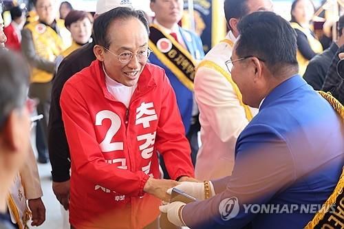 대구시민들과 인사하는 추경호 (출처=연합뉴스)