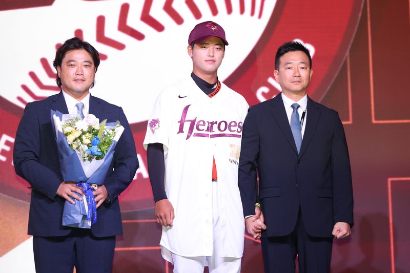 "맞아도 쫄지 마!" 아빠 박석민 조언 흡수한 158km 괴물 루키, 고척돔 흔들었다