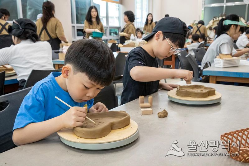 2026년 울산옹기축제를 찾은 어린이들이 점토를 이용한 만들기 체험을 하고 있다. 울산시 제공