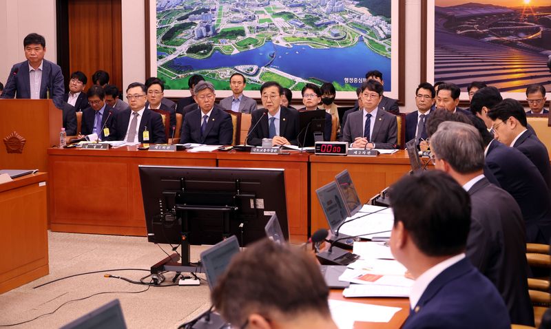 [서울=뉴시스] 조성봉 기자 = 김윤덕 국토교통부 장관이 20일 오전 서울 여의도 국회에서 열린 국토교통위원회 전체회의에서 의원 질의에 답변하고 있다. 2026.05.20. suncho21@newsis.com