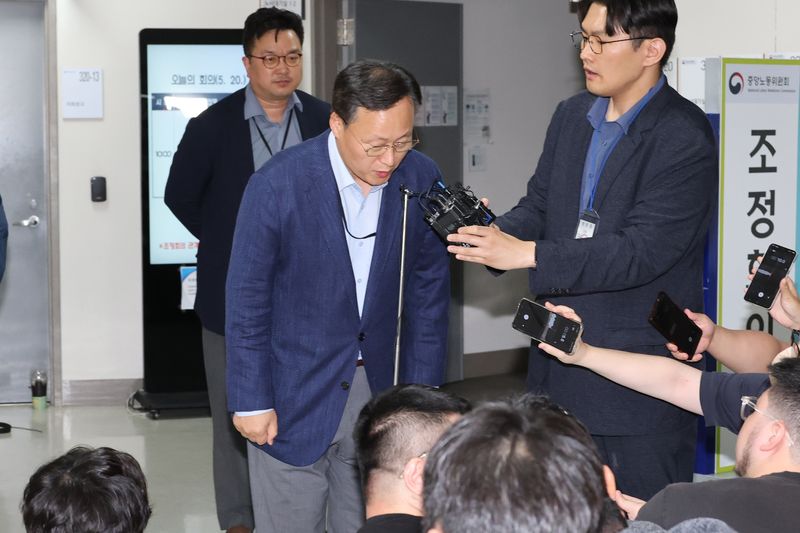 여명구(디바이스솔루션·반도체 사업 담당 피플팀장) 삼성전자 사측 대표교섭위원이 20일 정부세종청사 중앙노동위원회에서 노·사협상 결렬에 따른 입장을 밝힌 뒤 협상장을 떠나고 있다. (공동취재)2026.5.20 ⓒ 뉴스1 김기남 기자