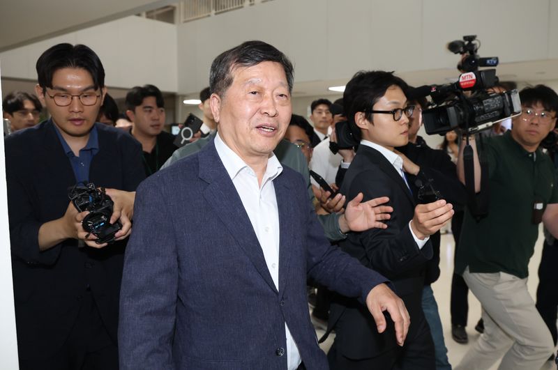 박수근 중앙노동위원회 위원장이 총파업 예고시점을 하루 앞둔 20일 정부세종청사 중앙노동위원회에서 열린 사후조정 회의를 마친 뒤 협상결렬을 묻는 취재진에게 답변하며 이동하고 있다. (공동취재)2026.5.20 ⓒ 뉴스1 김기남 기자