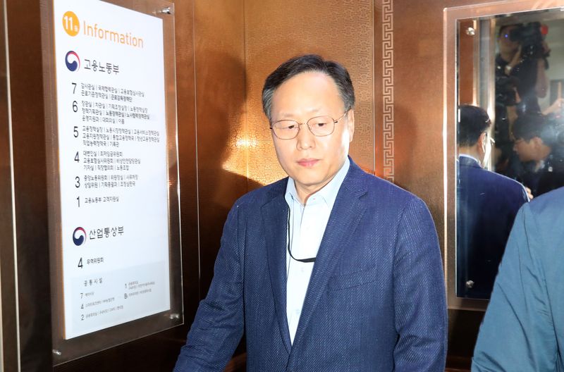 여명구(디바이스솔루션·반도체 사업 담당 피플팀장) 삼성전자 사측 대표교섭위원이 20일 정부세종청사 중앙노동위원회에서 노·사협상 결렬에 따른 입장을 밝힌 뒤 협상장을 떠나고 있다.(공동취재) 2026.5.20 ⓒ 뉴스1 김기남 기자