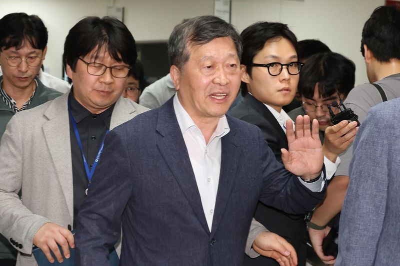 박수근 중앙노동위원장이 20일 정부세종청사 중앙노동위원회에서 노사 양측의 협상 결렬 과정에 대해 설명한 뒤 협상장을 떠나고 있다. (공동취재) 2026.5.20 ⓒ 뉴스1 김기남 기자