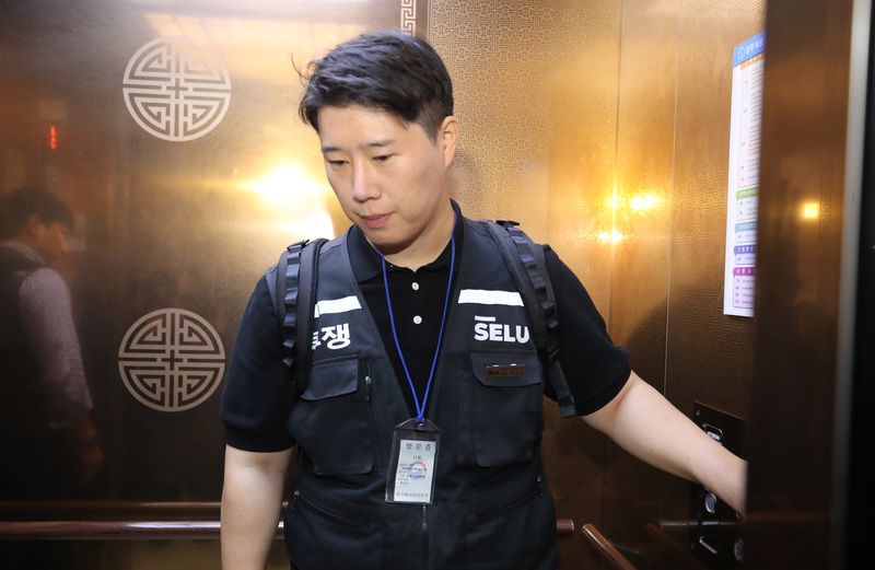 최승호 삼성그룹 초기업노동조합 삼성전자지부 위원장이 총파업 예고시점을 하루 앞둔 20일 정부세종청사 중앙노동위원회에서 노사협상 결렬에 따른 총파업 강행 입장을 밝힌 뒤 협상장을 떠나고 있다. (공동취재) 2026.5.20 ⓒ 뉴스1 김기남 기자