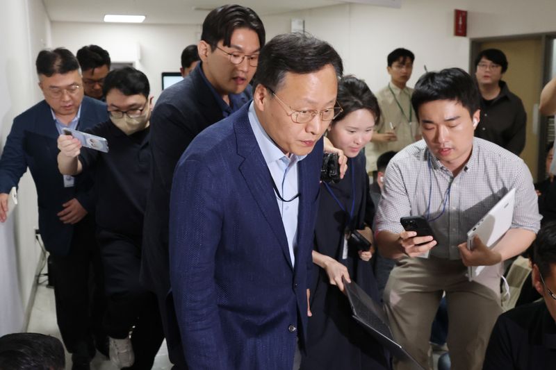 여명구(디바이스솔루션·반도체 사업 담당 피플팀장) 삼성전자 사측 대표교섭위원이 20일 정부세종청사 중앙노동위원회에서 노·사협상 결렬에 따른 입장을 밝힌 뒤 협상장을 떠나고 있다. (공동취재)2026.5.20 ⓒ 뉴스1 김기남 기자