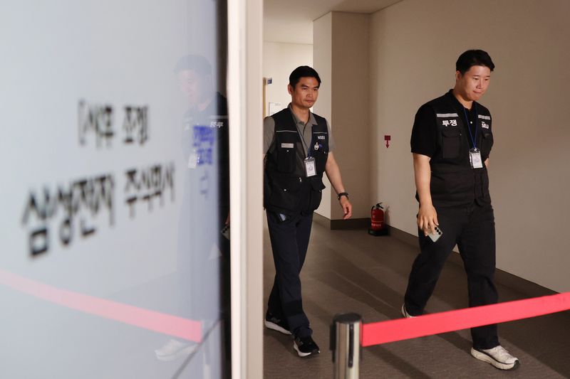 최승호 삼성그룹 초기업노동조합 삼성전자지부 위원장이 총파업 예고시점을 하루 앞둔 20일 정부세종청사 중앙노동위원회에서 열린 사후조정 회의를 마친 뒤 입장발표를 위해 회의장을 나서고 있다.(공동취재) 2026.5.20 ⓒ 뉴스1 김기남 기자